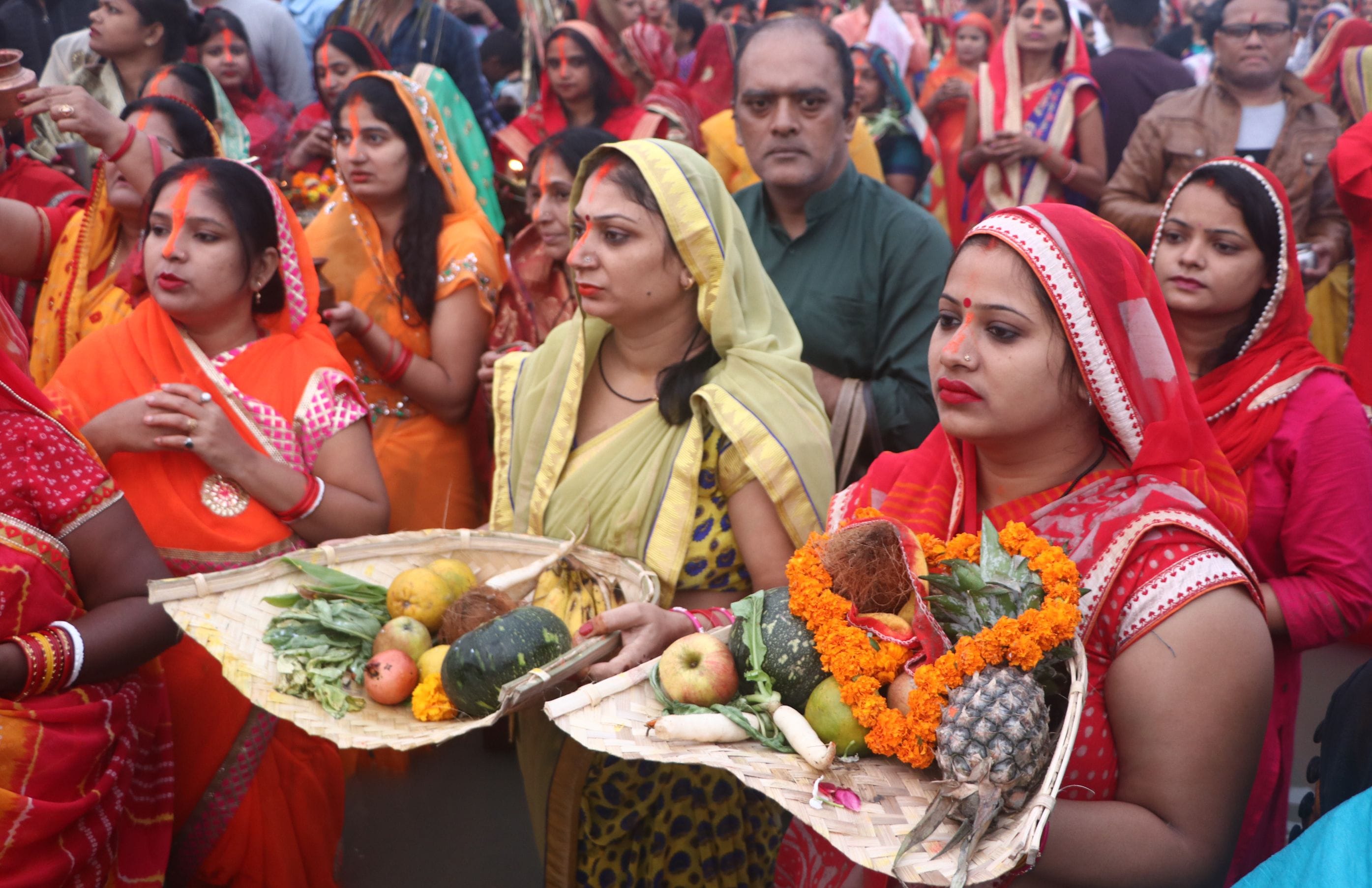 डाला छठ पर सूर्य देव की आराधना करती श्रद्धालु। डाला छठ पर सूर्य देव की आराधना करती श्रद्धालु।