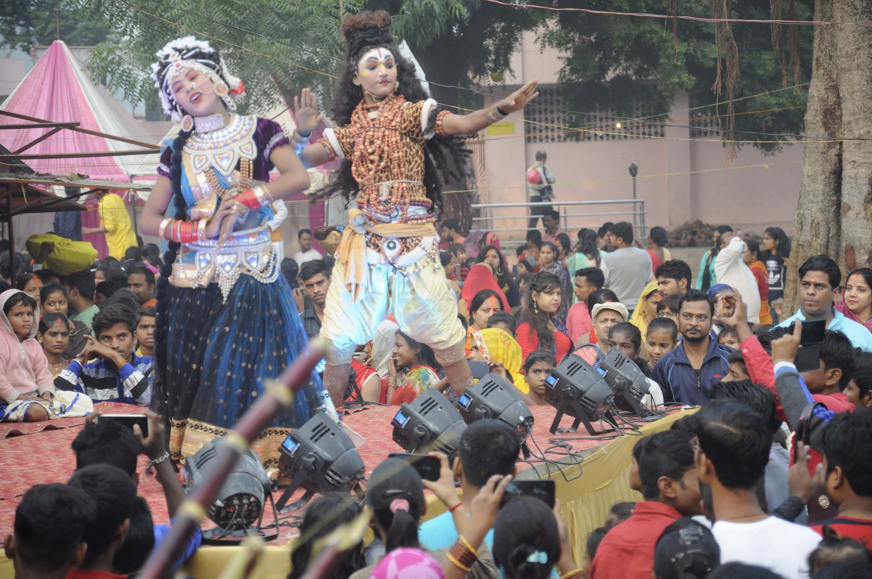 डाला छठ पर बेल्हा देवी धाम में आयोजित भगवती जागरण में झांकी प्रस्तुत करते कलाकार। डाला छठ पर बेल्हा देवी धाम में आयोजित भगवती जागरण में झांकी प्रस्तुत करते कलाकार।