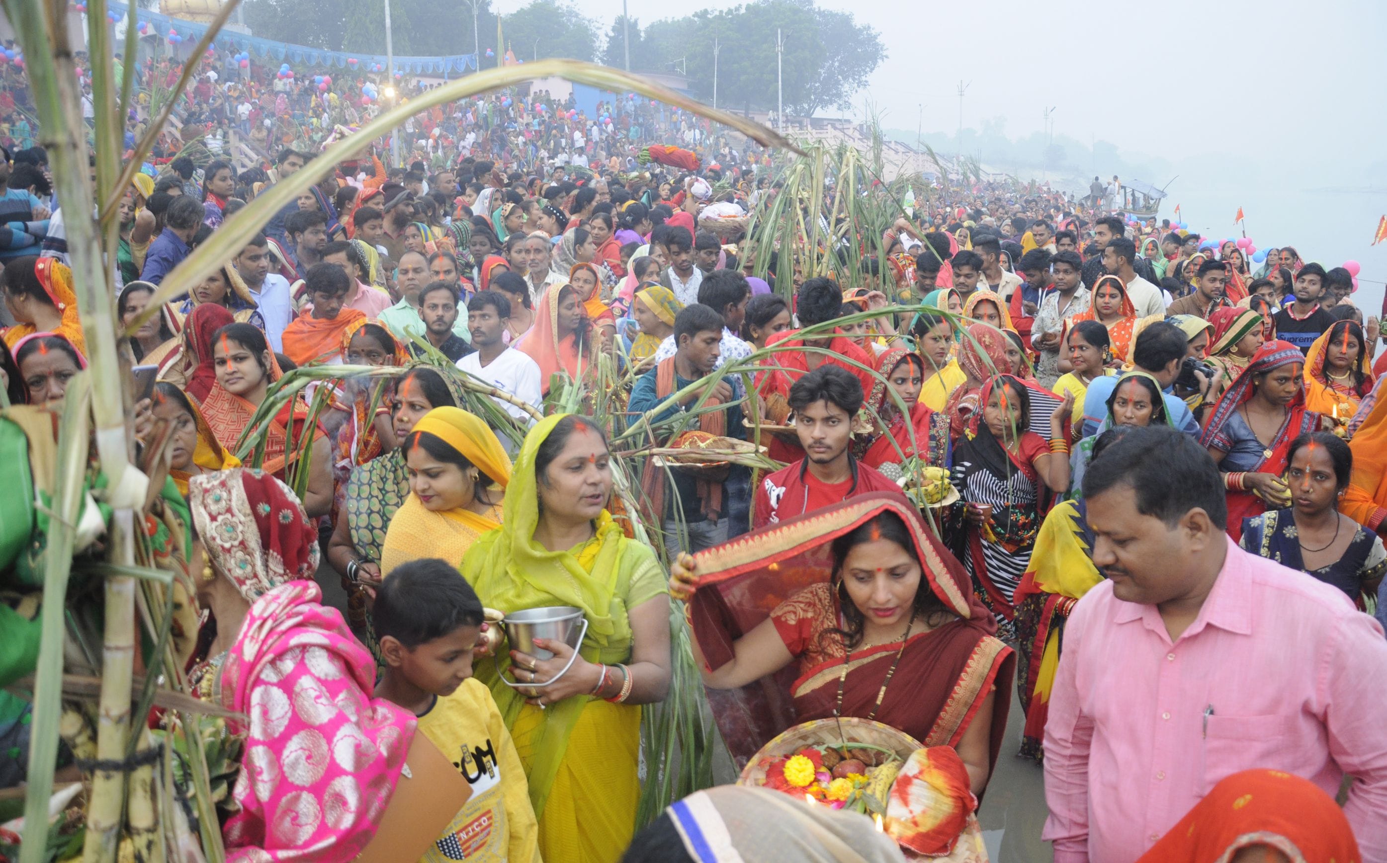 डाला छठ पर मां बेल्हा देवी धाम सई नदी किनारे सूर्योदय के इंतजार में खड़े श्रद्धालु। डाला छठ पर मां बेल्हा देवी धाम सई नदी किनारे सूर्योदय के इंतजार में खड़े श्रद्धालु।