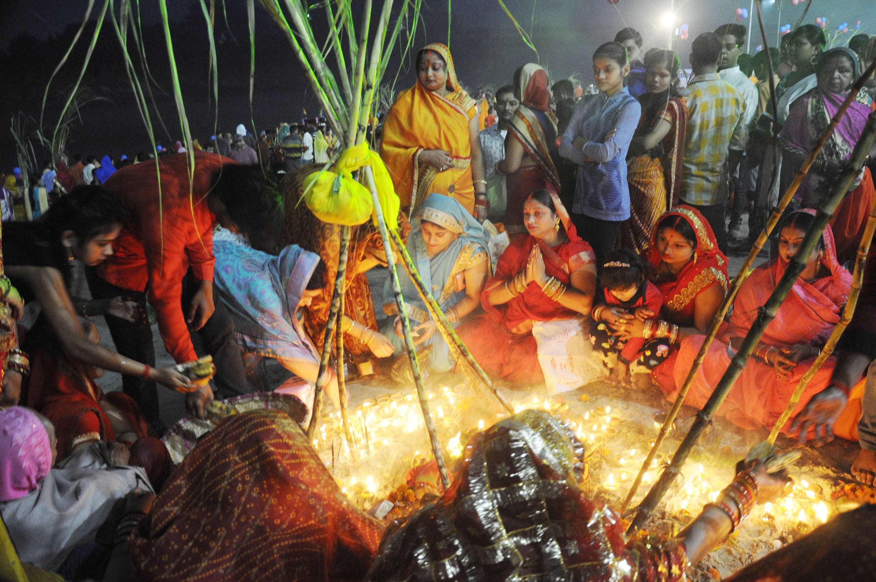 डाला छठ पर मां बेल्हा देवी धाम में सई नदी किनारे छठ मैया की पूजा करती श्रद्धालु। डाला छठ पर मां बेल्हा देवी धाम में सई नदी किनारे छठ मैया की पूजा करती श्रद्धालु।