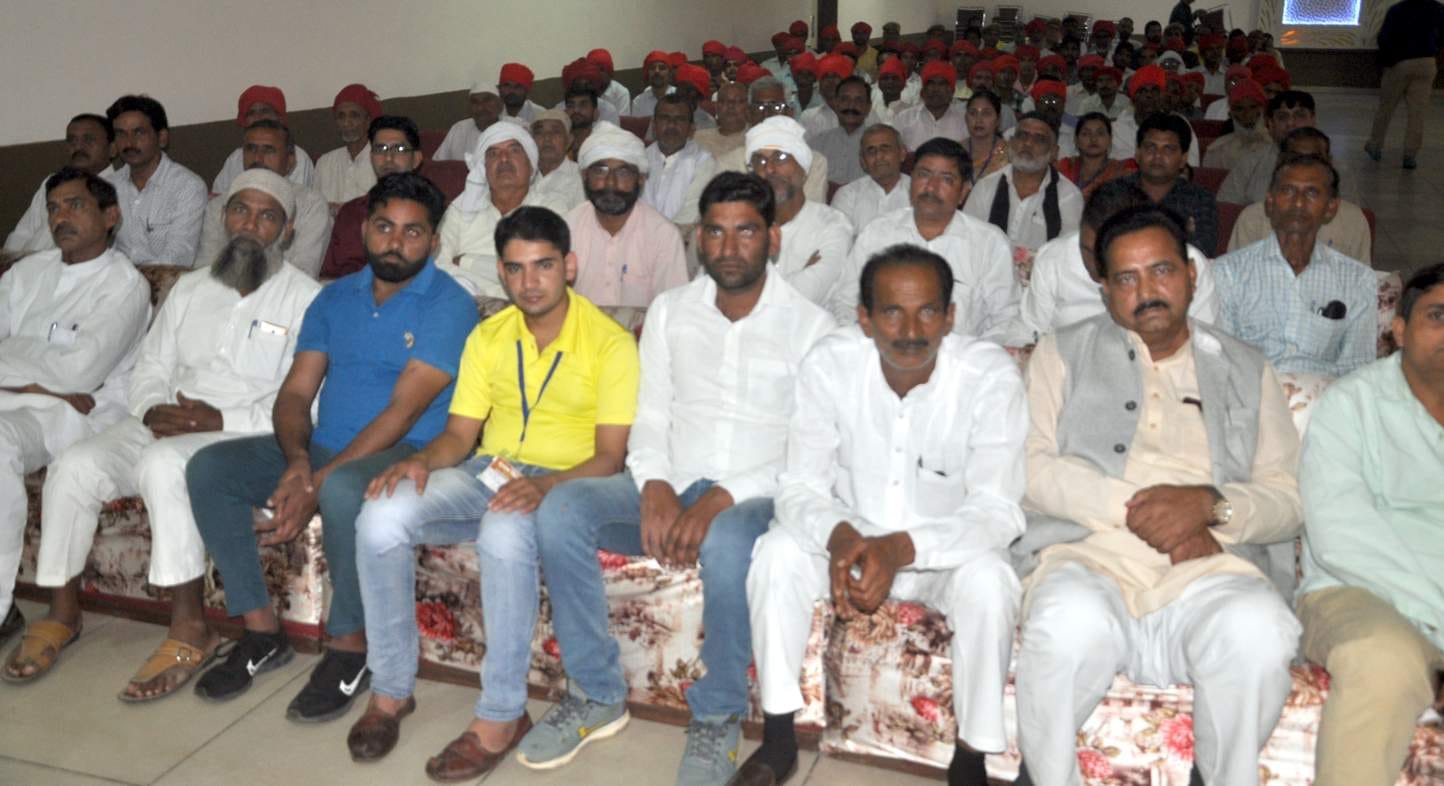 शामली दिल्ली रोड पर आयोजित शान्ती समिति की बैठक मे  भाग लेते ग्राम प्रहरी