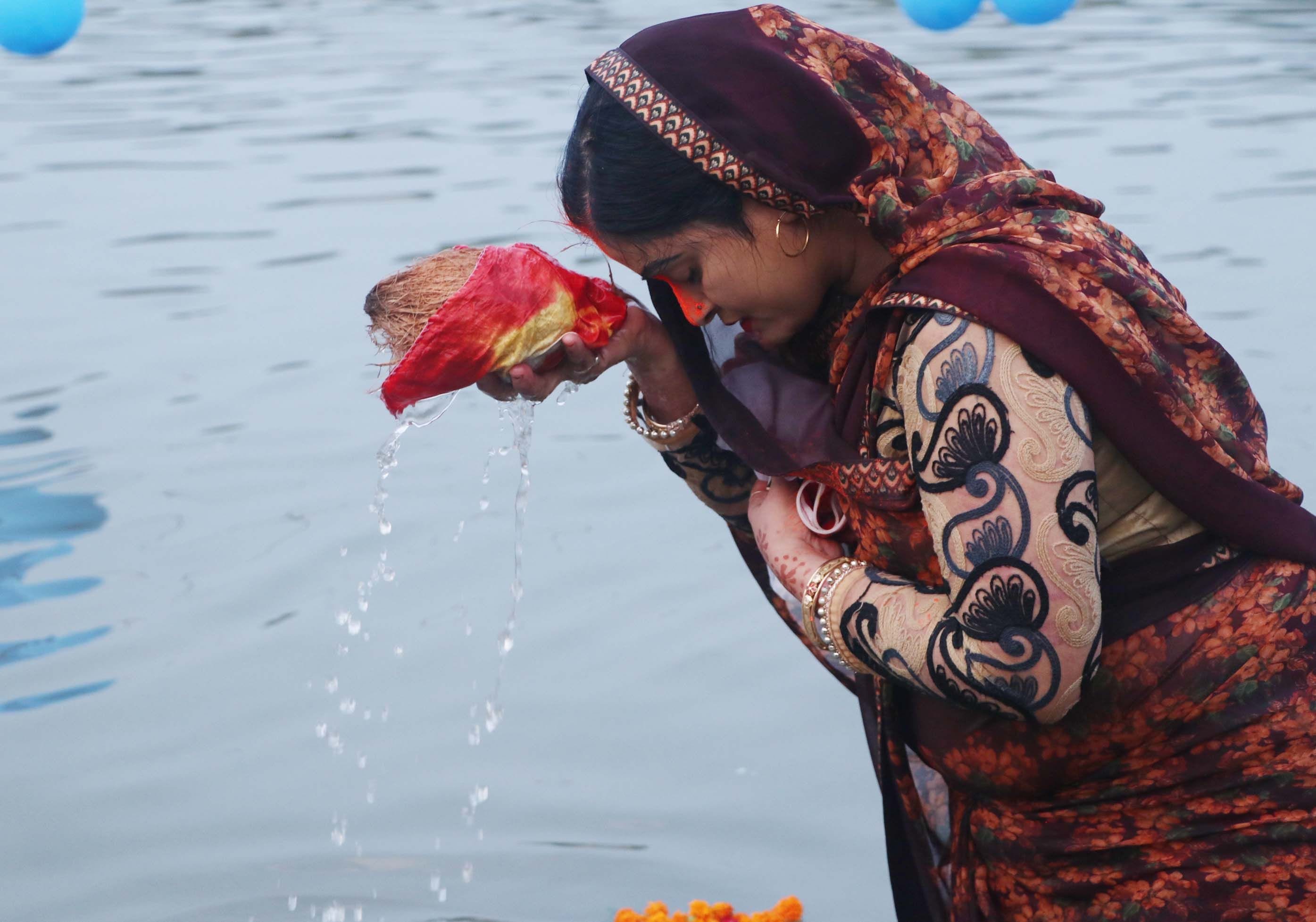 डाला छठ पर उदयाचल सूर्य की स्तुति करती श्रद्धालु। डाला छठ पर उदयाचल सूर्य की स्तुति करती श्रद्धालु।