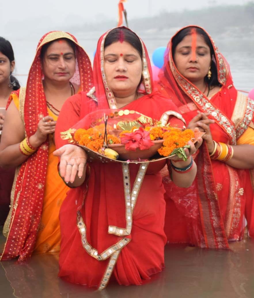 डाला छठ पर उदयाचल सूर्य की उपासना करती श्रद्धालु। डाला छठ पर उदयाचल सूर्य की उपासना करती श्रद्धालु।