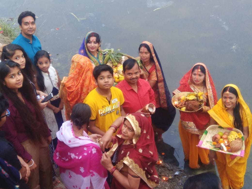 रामकुंड में छठ पूजा के दौरान उगते सूर्य को अर्ध्य देते बिहारी समाज के लोग। रामकुंड में छठ पूजा के दौरान उगते सूर्य को अर्ध्य देते बिहारी समाज के लोग।