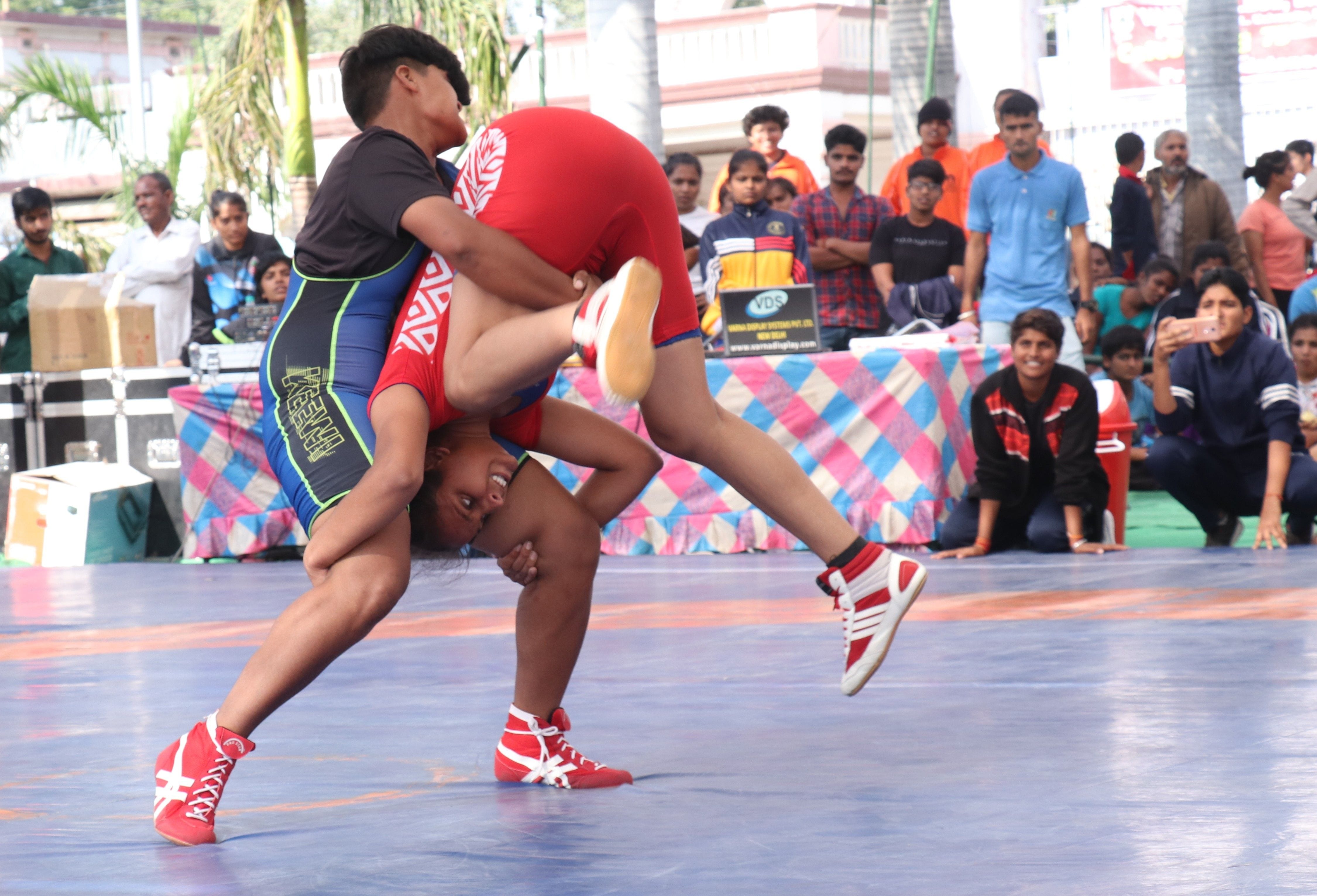 17 फोटो इंटर यूनिवर्सिटी खेलों में जीत के लिए दावपेज आजमाती महिला पहलवान। 17 फोटो इंटर यूनिवर्सिटी खेलों में जीत के लिए दावपेज आजमाती महिला पहलवान।