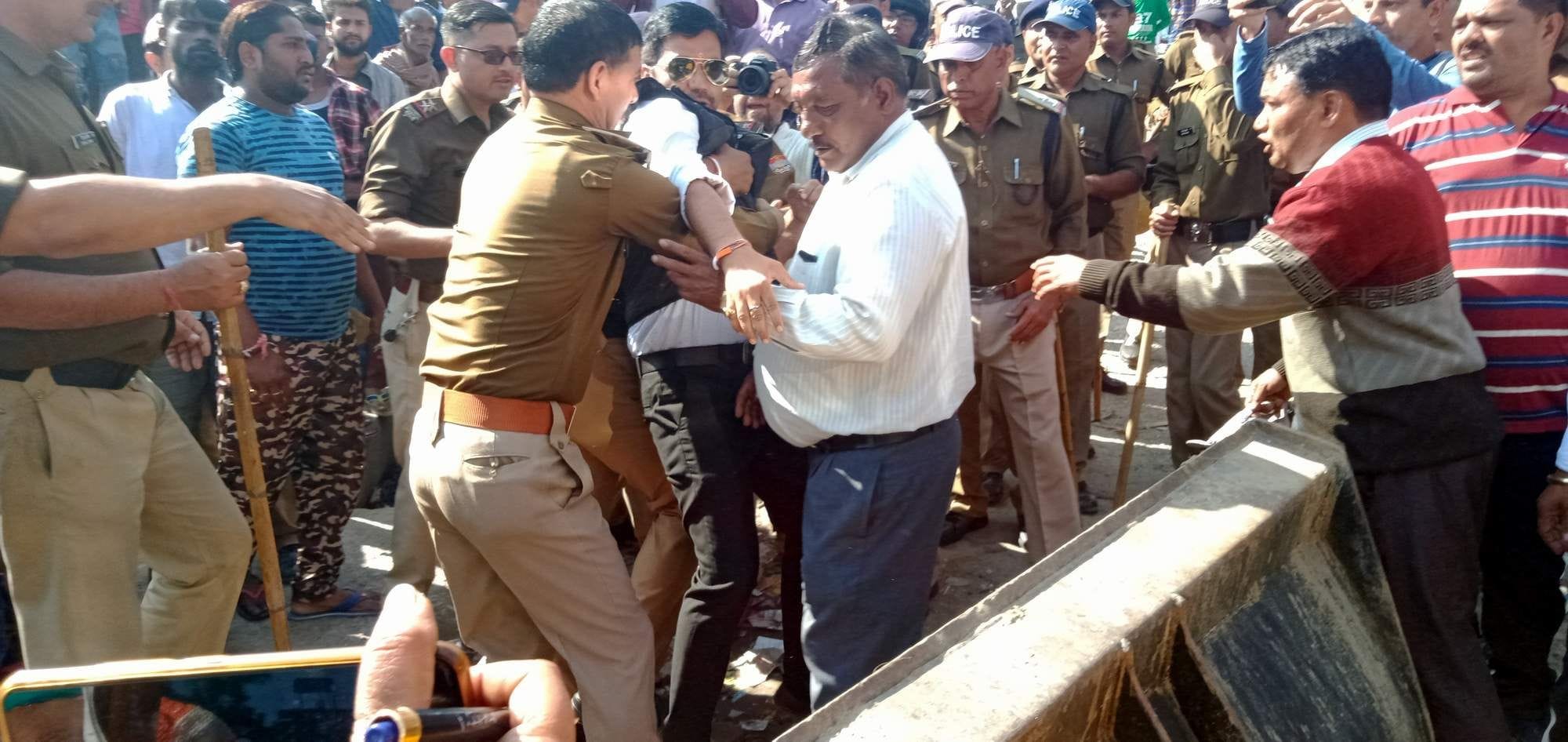  अतिक्रमण कार्रवाई का विरोध जताने पर एआईसीसी सदस्य जयेंद्र रमोला को गिरफ्तार करती पुलिस।