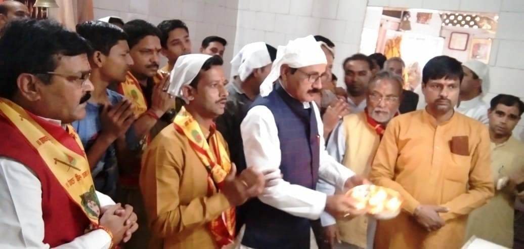 गंगोह में आरती उतारकर शुभारम्भ कराते सांसद प्रदीप चौधरी, सीओ विजेय शर्मा व महन्त सुशील शर्मा