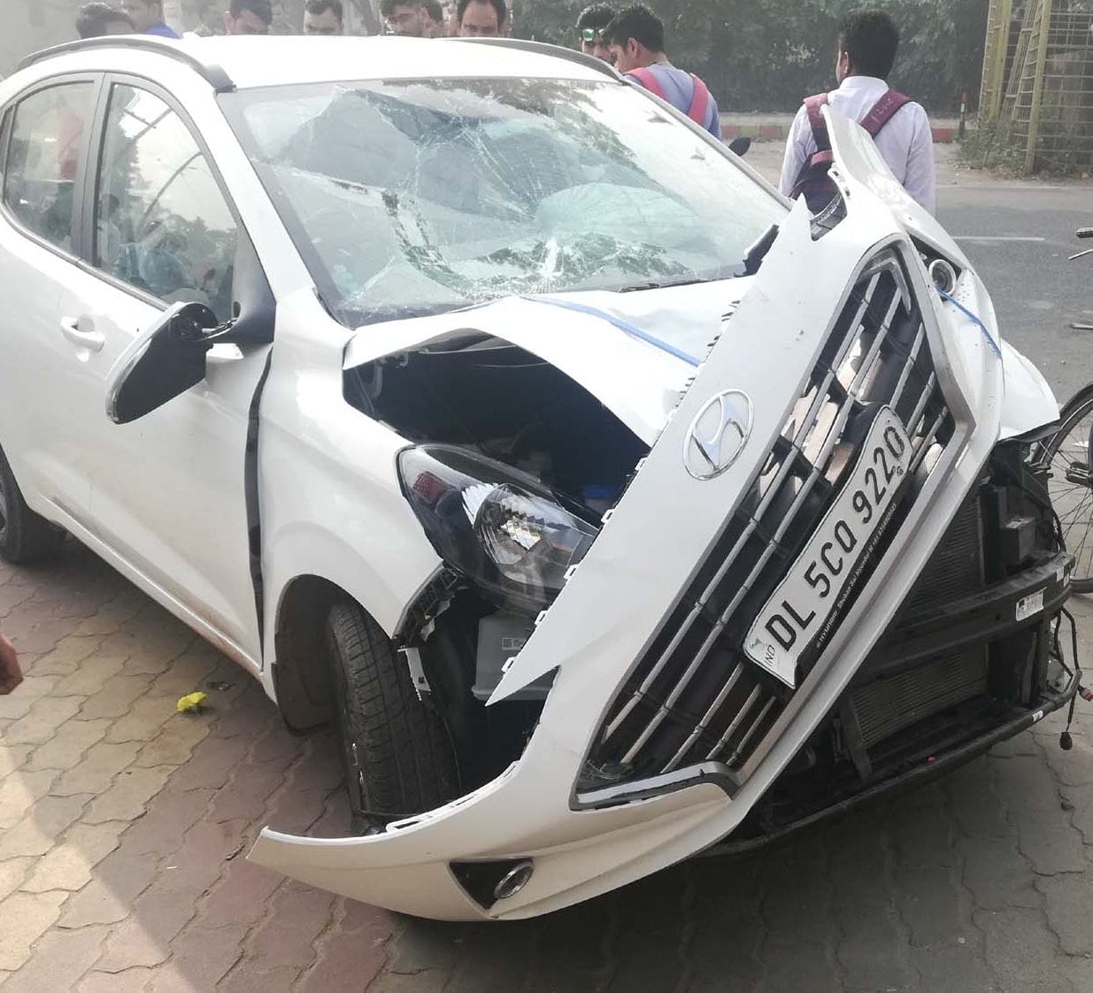 मवाना में मंडप के बाहर खडी कार, जिसको ट्रक ने टक्कर मारकर क्षतिग्रस्त कर दिया। मवाना में मंडप के बाहर खडी कार, जिसको ट्रक ने टक्कर मारकर क्षतिग्रस्त कर दिया।