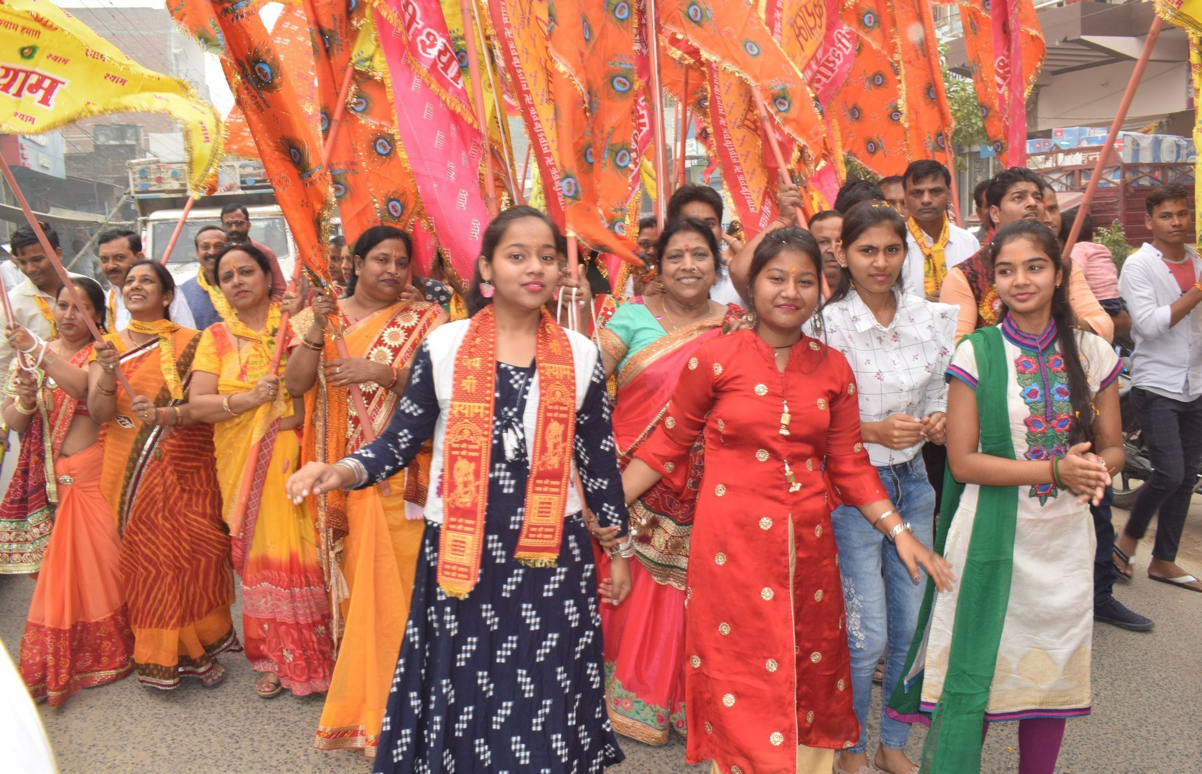 खाटू श्याम बाबा की शोभा यात्रा में झूमती युवतियां। संवाद न्यूज एजेंसी खाटू श्याम बाबा की शोभा यात्रा में झूमती युवतियां। संवाद न्यूज एजेंसी