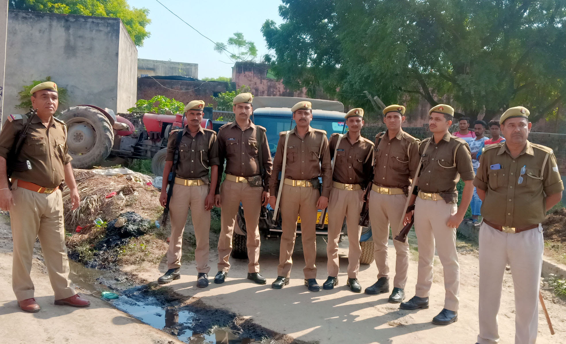गांव जानखेड़ा में तैनात पीएसी के जवान।