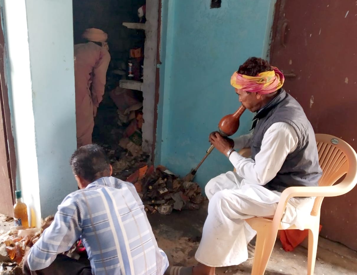 हीमपुर दीपा में थाने के मालखाने में घुसे कोबरा सांप को पकड़ने के लिए बीन बजाता सपेरा। हीमपुर दीपा में थाने के मालखाने में घुसे कोबरा सांप को पकड़ने के लिए बीन बजाता सपेरा।