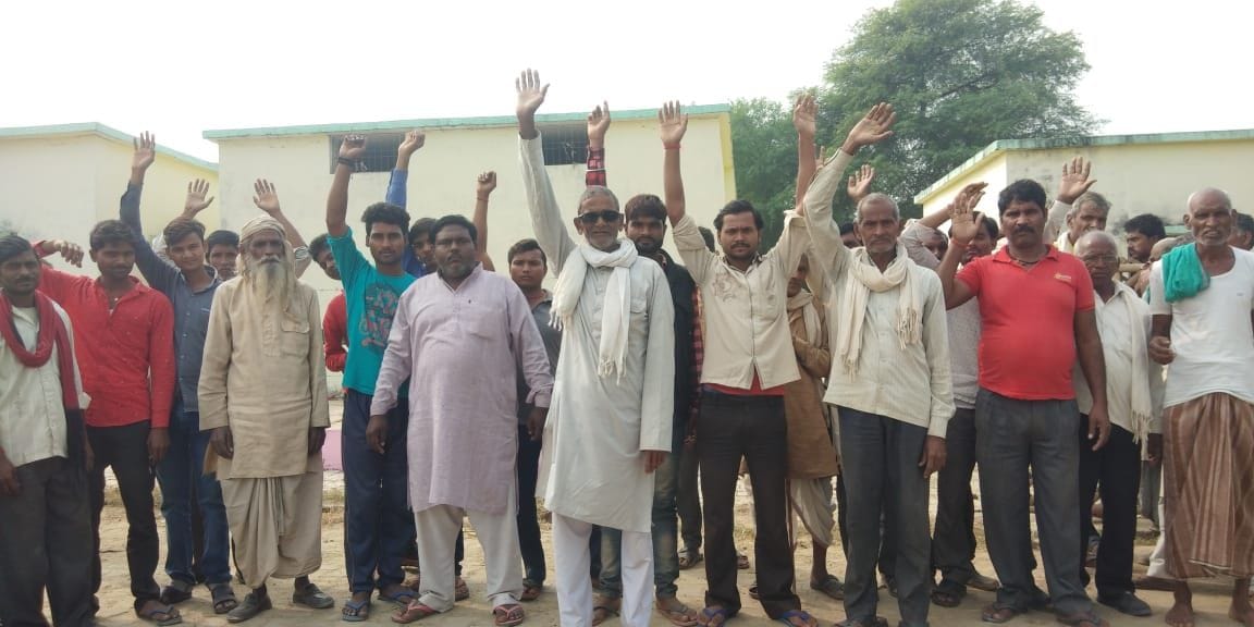 खितौली प्राथमिक विद्यालय के बाहर नारेबाजी करते किसान खितौली प्राथमिक विद्यालय के बाहर नारेबाजी करते किसान