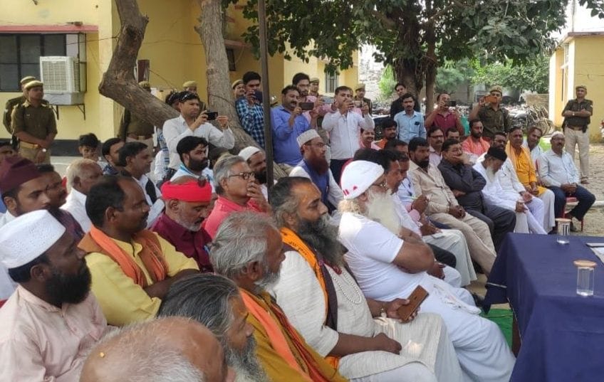 कालपी कोतवाली ने बैठक में मौजूद दोनों समुदाय के लोग कालपी कोतवाली ने बैठक में मौजूद दोनों समुदाय के लोग