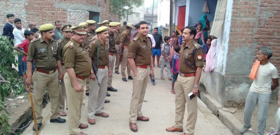 हाथरस के कोतवाली हाथरस जंक्शन क्षेत्र के गांव नगला इमलिया में युवक की गोली मारकर हत्या के बाद जान हाथरस के कोतवाली हाथरस जंक्शन क्षेत्र के गांव नगला इमलिया में युवक की गोली मारकर हत्या के बाद जान