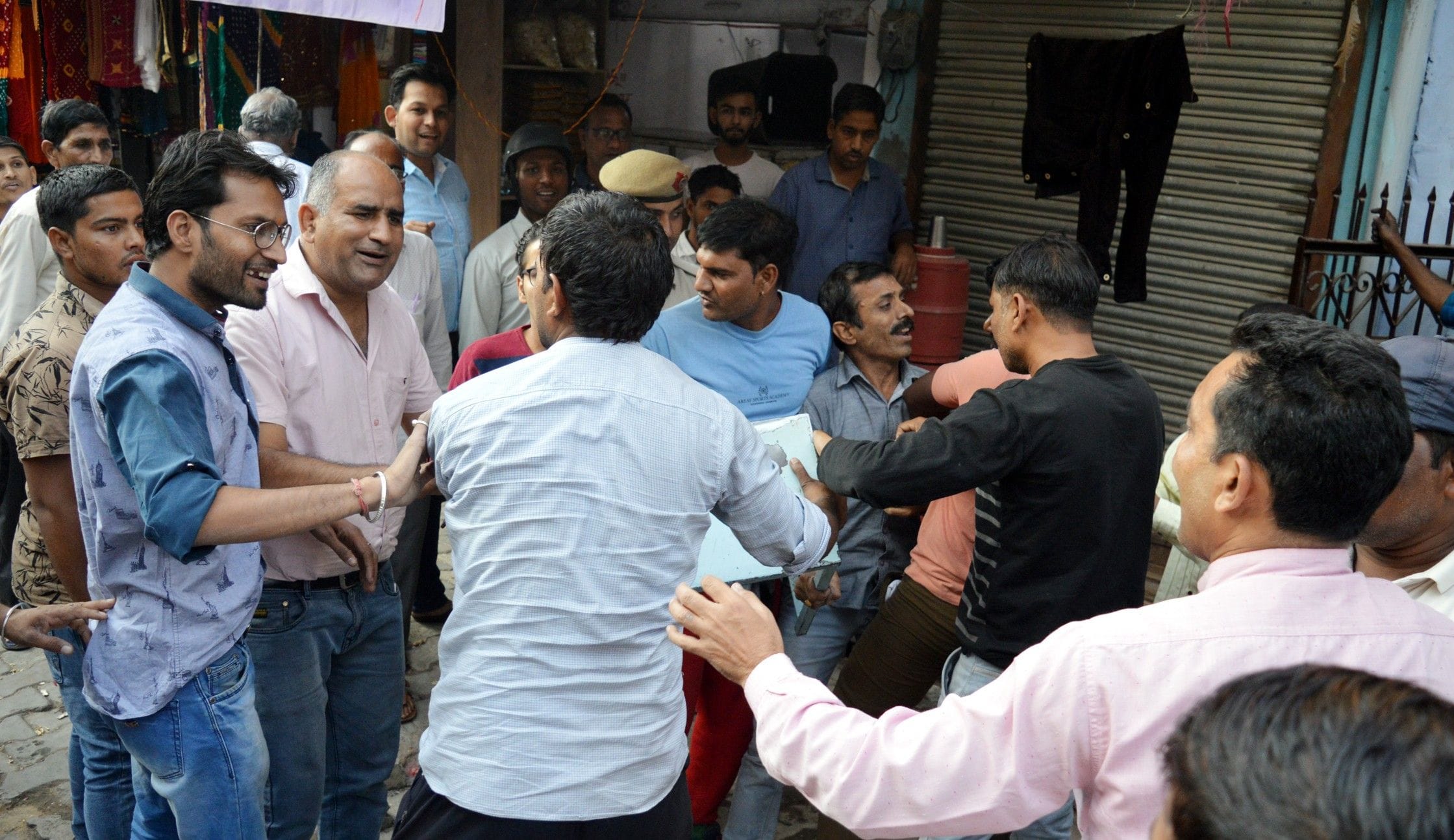 50 फोटो दुकानदारों का सामान उठाने पर नप कर्मचारियों से भिड़ते दुकानदार। 50 फोटो दुकानदारों का सामान उठाने पर नप कर्मचारियों से भिड़ते दुकानदार।