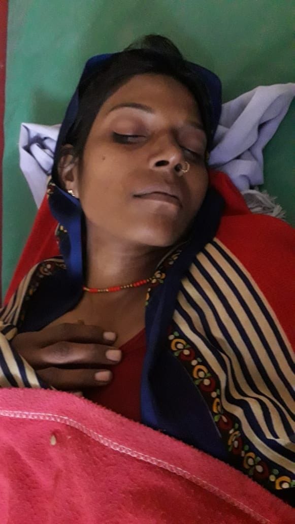 घर में अचेत पड़ी छात्रा की मां गुड्डो घर में अचेत पड़ी छात्रा की मां गुड्डो