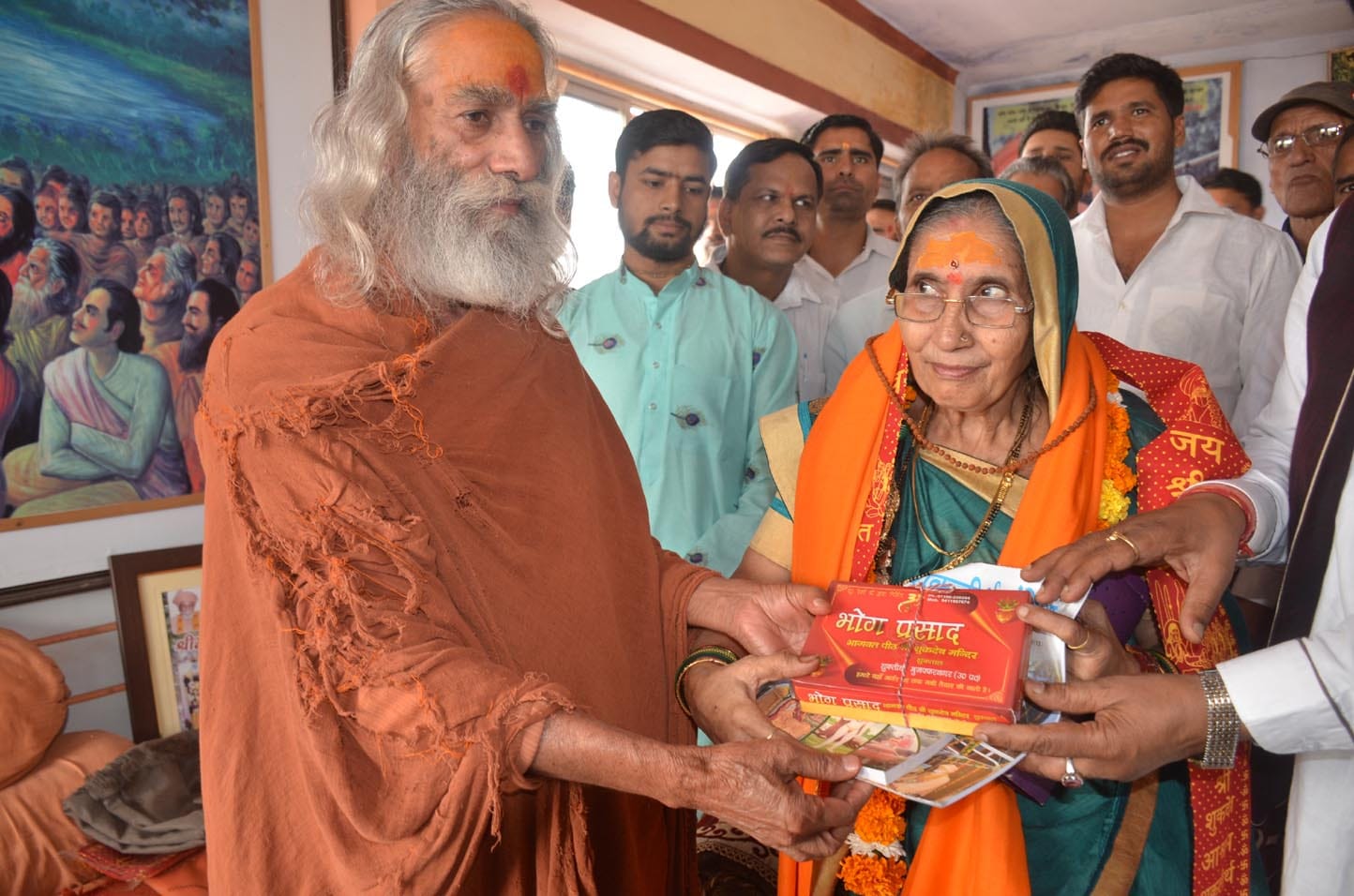 शुकदेव आश्रम में जसोदाबेन को शुकतीर्थ साहित्य और प्रसाद देते स्वामी ओमानंद महाराज। शुकदेव आश्रम में जसोदाबेन को शुकतीर्थ साहित्य और प्रसाद देते स्वामी ओमानंद महाराज।