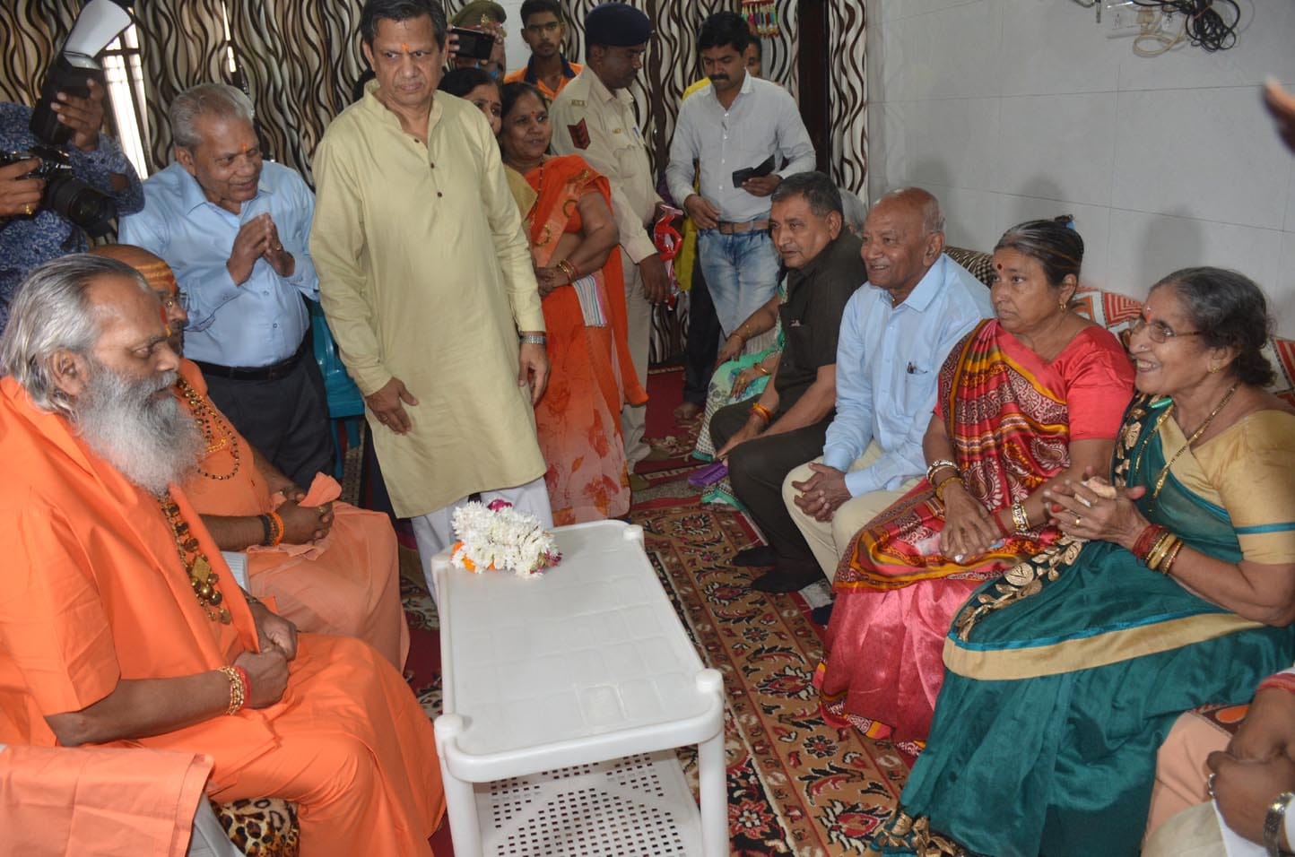 हनुमतधाम में स्वामी केशवानंद जी से भेंट करती जसोदाबेन एवं उनके परिजन। हनुमतधाम में स्वामी केशवानंद जी से भेंट करती जसोदाबेन एवं उनके परिजन।