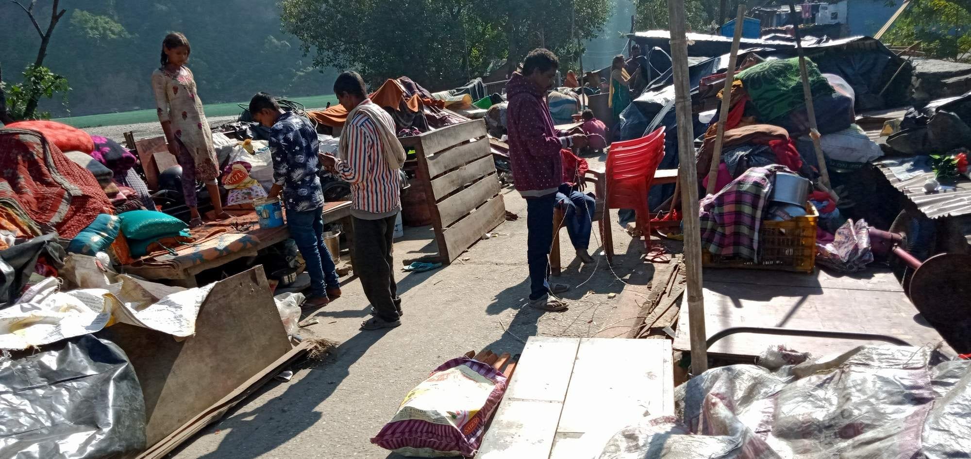 चंद्रभागा नदी किनारे बंदे पर खुले आसमान के नीचे इस तरह सामान रखने को मजबूर लोग। चंद्रभागा नदी किनारे बंदे पर खुले आसमान के नीचे इस तरह सामान रखने को मजबूर लोग।