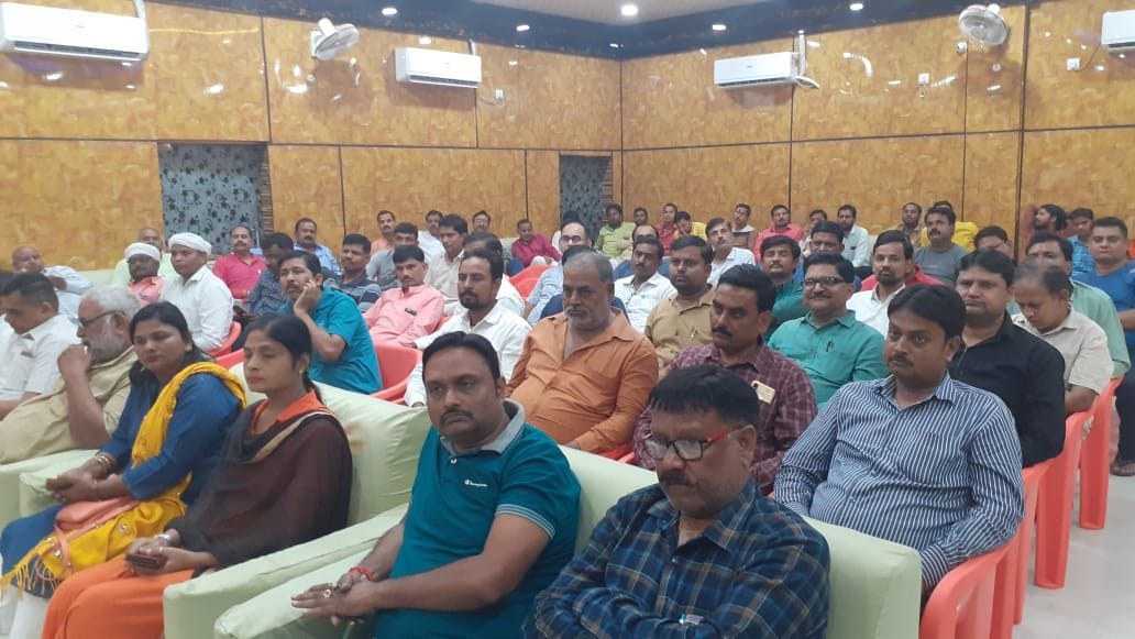 शांति समिति की बैठक में उपस्थित व्यापारी शांति समिति की बैठक में उपस्थित व्यापारी
