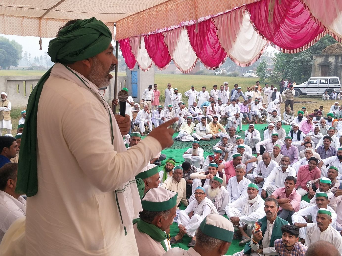 गंगोह के गांव सिकंदरपुर में किसान महापंचायत को संबोधित करते भाकियू के राष्ट्रीय प्रवक्ता चौधरी 
