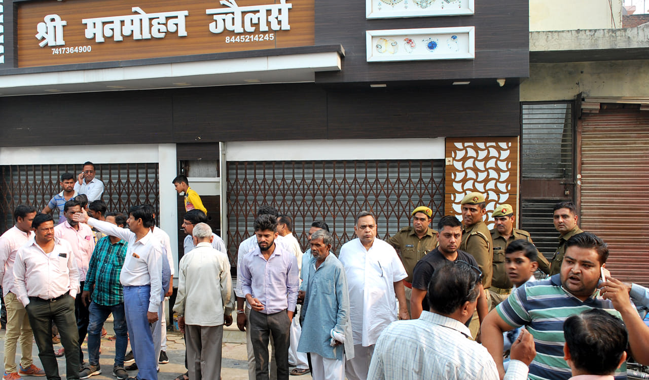 नई मंडी में सर्राफ की दुकान पर लूट की घटना के बाद मौजूद भीड। नई मंडी में सर्राफ की दुकान पर लूट की घटना के बाद मौजूद भीड।