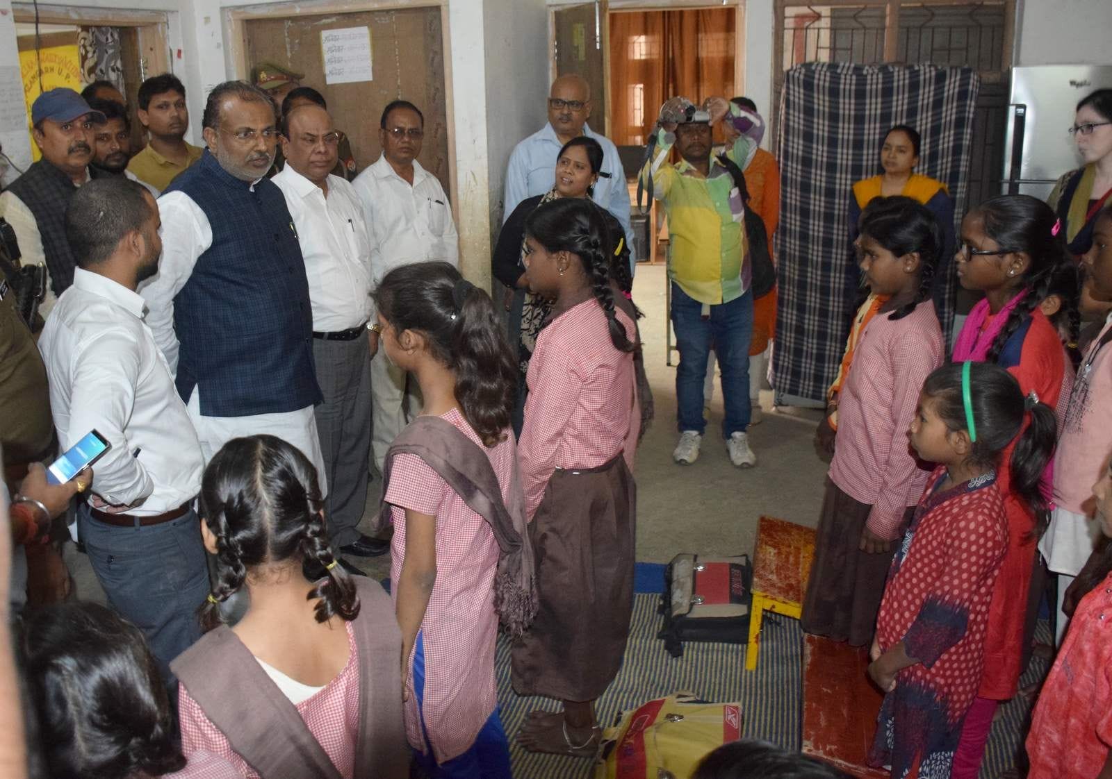 शहर के हीरापट्टी स्थित श्रम विभाग द्वारा संचालित बालिका बिहान विद्यालय का निरीक्षण करते भवन एंव शहर के हीरापट्टी स्थित श्रम विभाग द्वारा संचालित बालिका बिहान विद्यालय का निरीक्षण करते भवन एंव