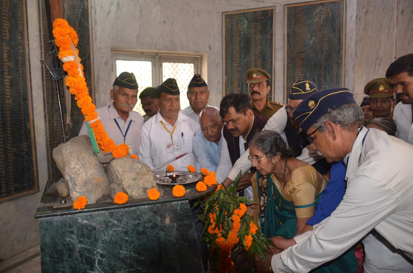 मुजफ्फरनगर के शुकतीर्थ में कारगिल शहीद स्मारक पर पुष्पांजलि अर्पित कर शहीदों का नमन करतीं प्रधा मुजफ्फरनगर के शुकतीर्थ में कारगिल शहीद स्मारक पर पुष्पांजलि अर्पित कर शहीदों का नमन करतीं प्रधा