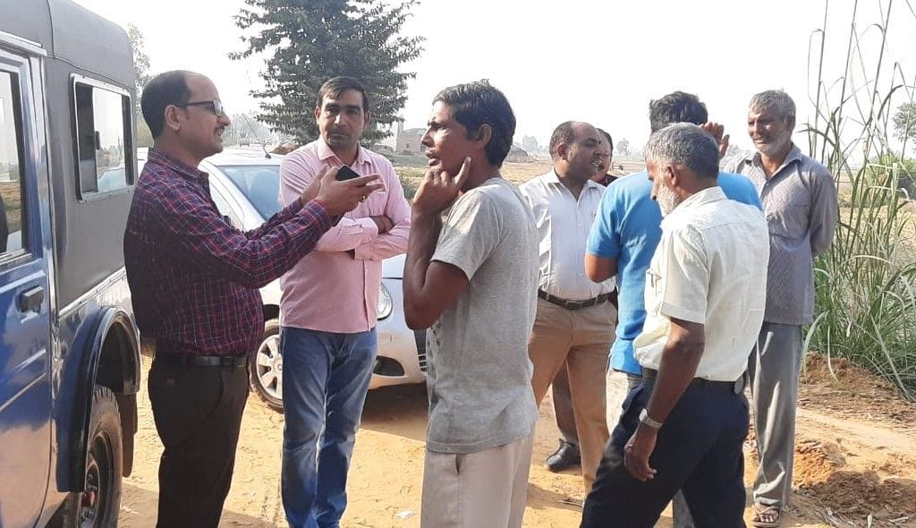 पराली जलाते हुए पकडे गए किसान हरवीर सिंह से पुछताछ करते जिला कृषि अधिकारी विनोद कुमार । पराली जलाते हुए पकडे गए किसान हरवीर सिंह से पुछताछ करते जिला कृषि अधिकारी विनोद कुमार ।