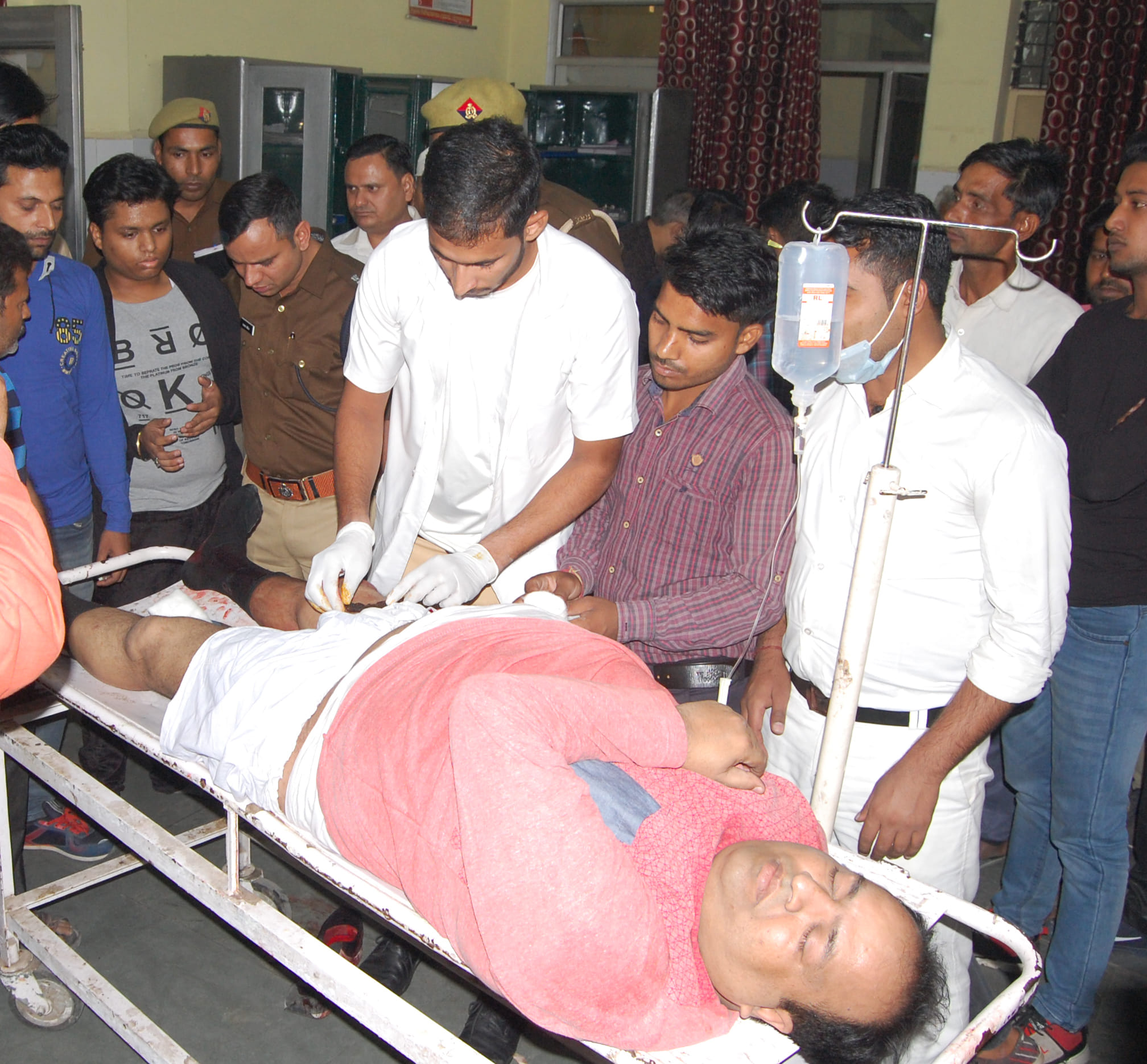 जिला चिकित्सालय में ईलाज कराता गोली लगने से घायल सर्राफा व्यापारी। जिला चिकित्सालय में ईलाज कराता गोली लगने से घायल सर्राफा व्यापारी।
