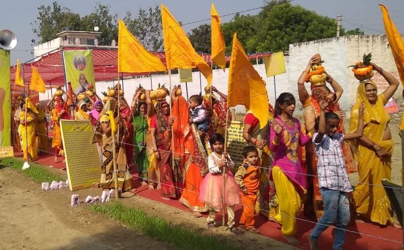 गांव खंद्रावली में कलश यात्रा में शामिल महिलाएं व बच्चे। गांव खंद्रावली में कलश यात्रा में शामिल महिलाएं व बच्चे।
