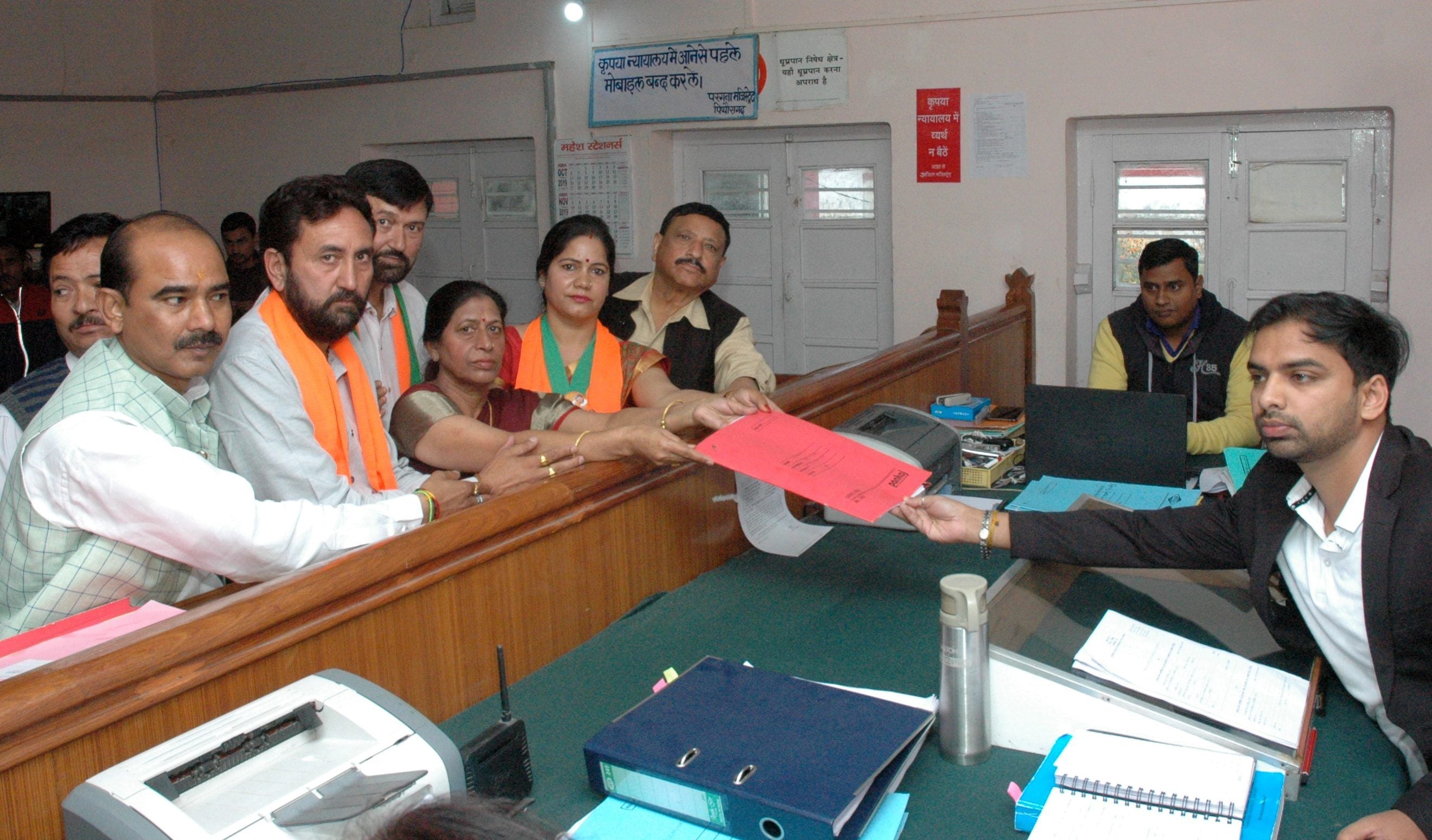 पिथौरागढ़ में नामांकन पत्र दाखिल करतीं भाजपा उम्मीदवार चंद्रा पंत। अमर उजाला पिथौरागढ़ में नामांकन पत्र दाखिल करतीं भाजपा उम्मीदवार चंद्रा पंत। अमर उजाला