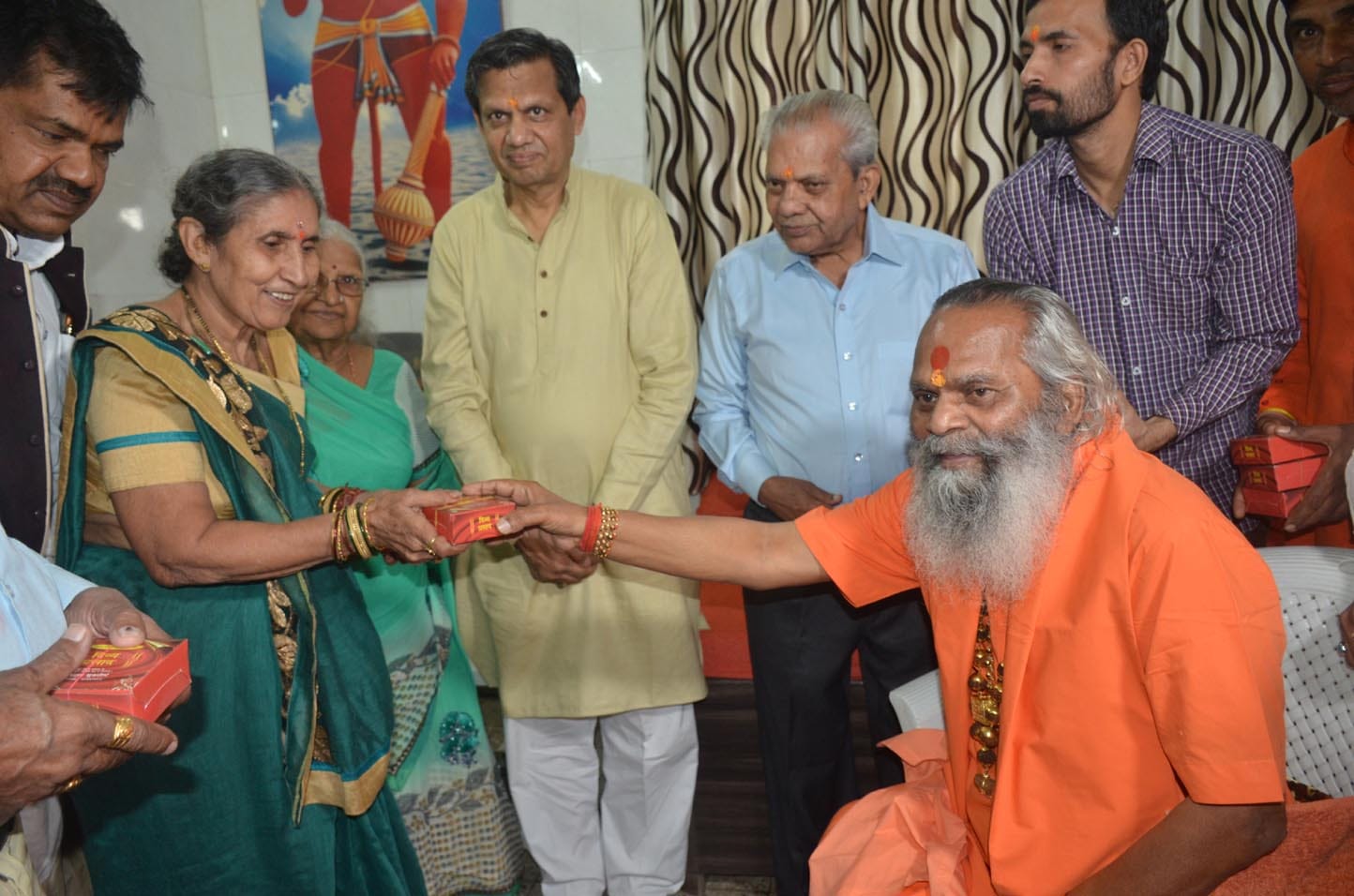 हनुमतधाम (मुजफ्फरनगर) में स्वामी केशवानंद से प्रसाद लेतीं प्रधानमंत्री नरेंद्र मोदी की पत्नी जश हनुमतधाम (मुजफ्फरनगर) में स्वामी केशवानंद से प्रसाद लेतीं प्रधानमंत्री नरेंद्र मोदी की पत्नी जश