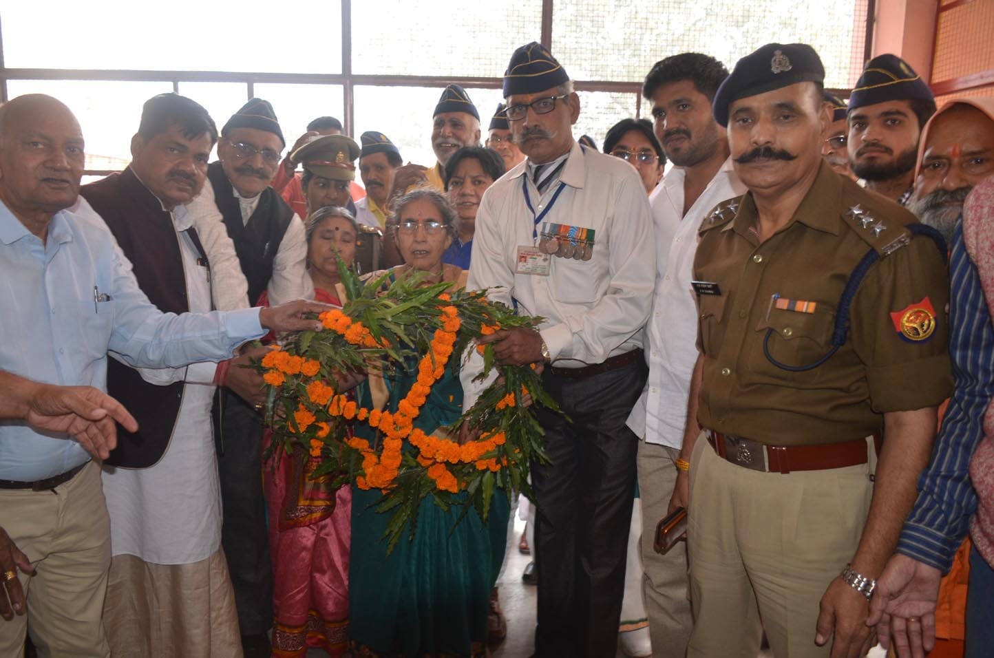 मुजफ्फरनगर के शुकतीर्थ में कारगिल शहीद स्मारक पर पुष्पचक्र चढ़ातीं प्रधानमंत्री नरेंद्र मोदी ? मुजफ्फरनगर के शुकतीर्थ में कारगिल शहीद स्मारक पर पुष्पचक्र चढ़ातीं प्रधानमंत्री नरेंद्र मोदी ?