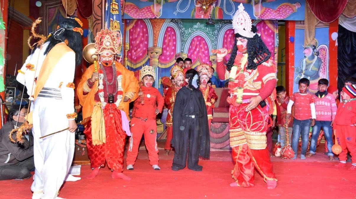 डीडीहाट की रामलीला में राम-सुग्रीव की मित्रता का दृश्य। डीडीहाट की रामलीला में राम-सुग्रीव की मित्रता का दृश्य।