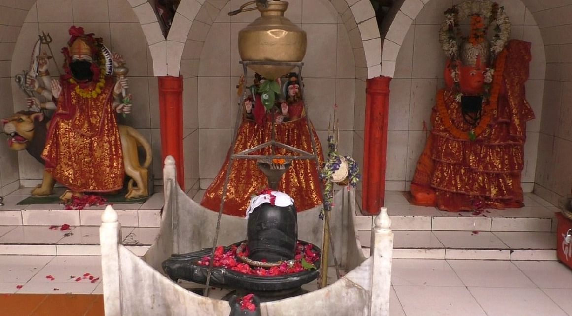 वाराणसी में देवी देवताओं को पहनाया गया मास्क।