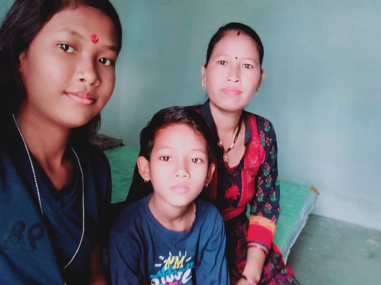 06केटीएम04पी- मृतक गीता राणा की बेटियों का साथ फोटो 06केटीएम04पी- मृतक गीता राणा की बेटियों का साथ फोटो