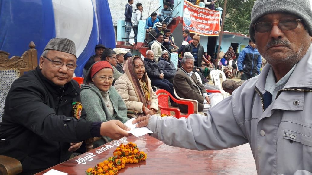 मुनस्यारी की हरि प्रदर्शनी के समापन अवसर पर पुरस्कृत करते आयोजक। अमर उजाला मुनस्यारी की हरि प्रदर्शनी के समापन अवसर पर पुरस्कृत करते आयोजक। अमर उजाला