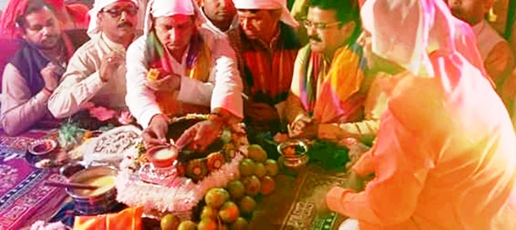 गंगोह में श्याम वंदना महोत्सव के अवसर पर ज्योति प्रज्जवलित करते अतिथिगण गंगोह में श्याम वंदना महोत्सव के अवसर पर ज्योति प्रज्जवलित करते अतिथिगण