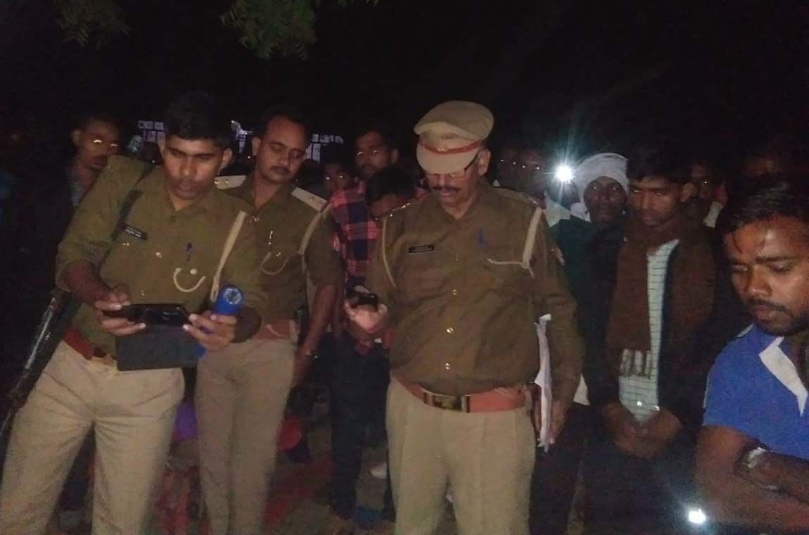 फतनपुर थाने के मेडुआडीह में बच्चों के साथ महिला के कुंए में कूदने के बाद पहुंची पुलिस। फतनपुर थाने के मेडुआडीह में बच्चों के साथ महिला के कुंए में कूदने के बाद पहुंची पुलिस।