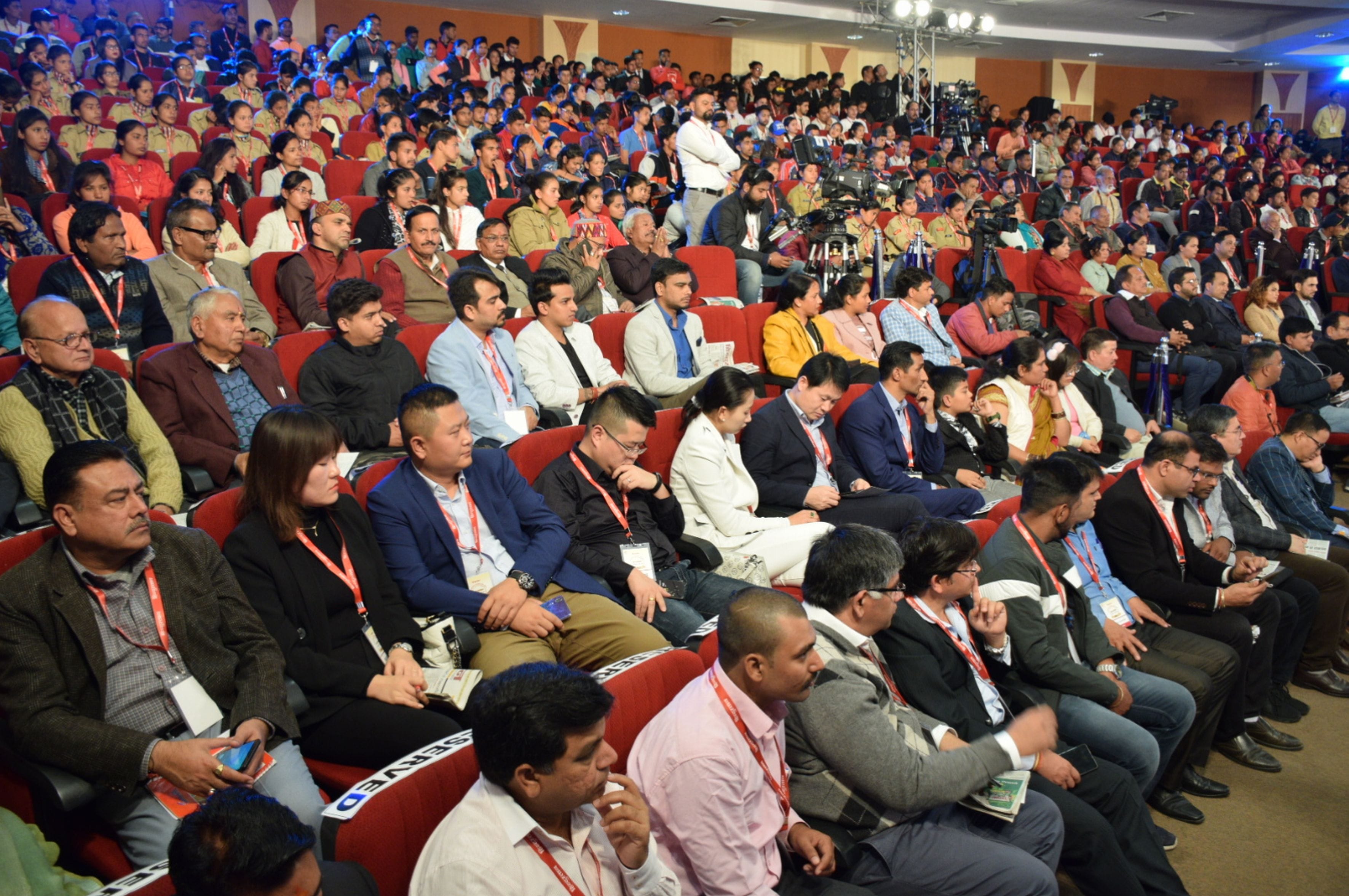 अल्मोड़ा में उदयशंकर नाट्य अकादमी में युवा सम्मेलन मेरे युवा मेरी शान में मौजूद प्रतिनिधि।