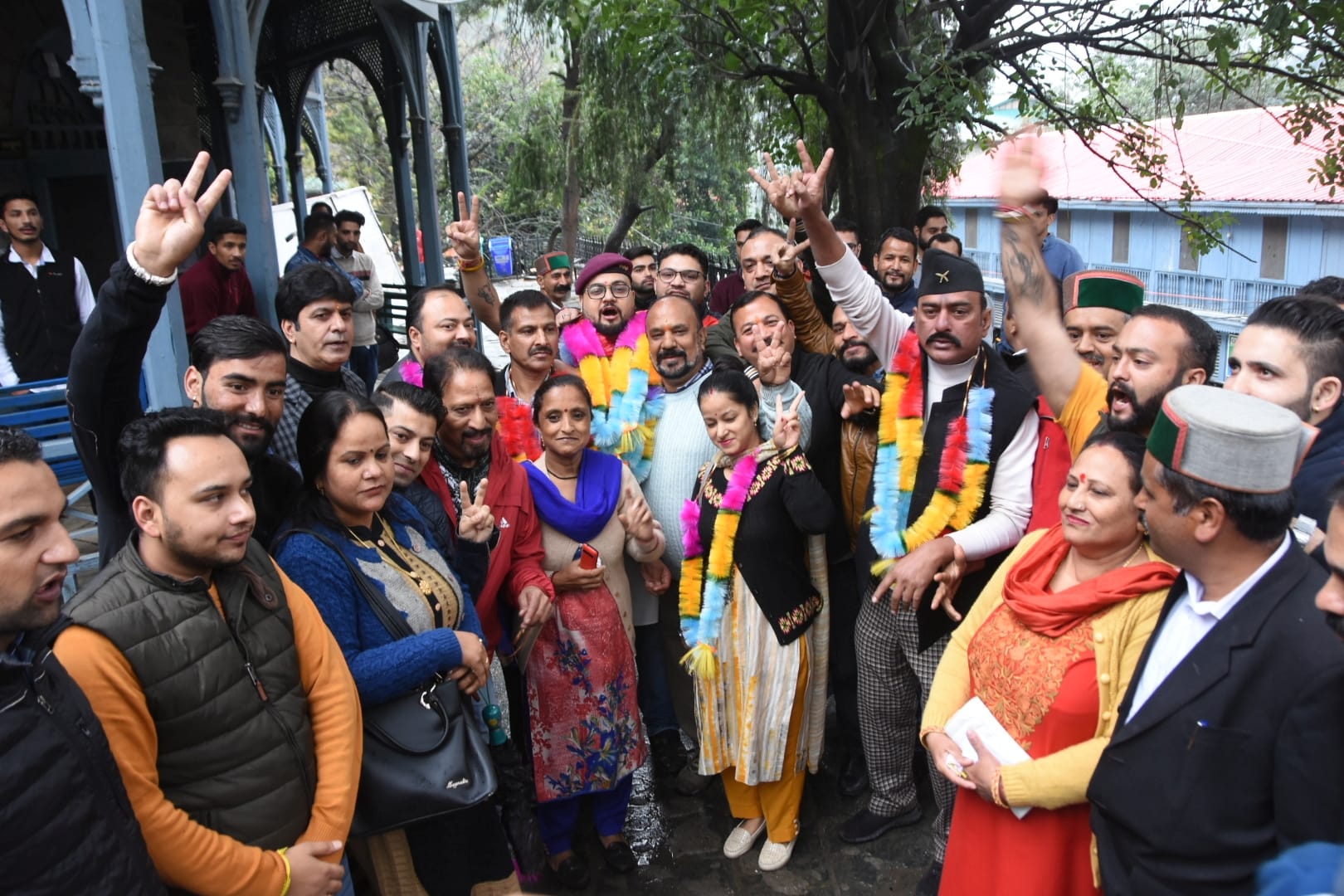 वार्ड नंबर पांच में र्निविरोध पार्षद जीतने के बाद कांग्रेस समर्थित कर्ण शर्मा अपने समर्थकों के ?