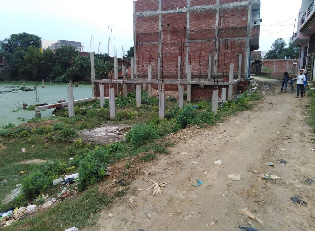 कुंडा कस्बे के नूरमस्जिद गली में तालाब की जमीन में बनाया गया मकान।