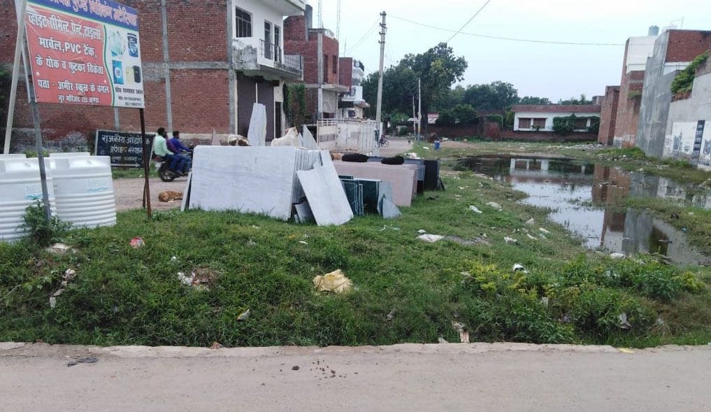 ुंडा कस्बे के नूरमस्जिद गली में तालाब की जमीन पर टाइल्स रखकर कब्जा की गई तालाब की जमीन।