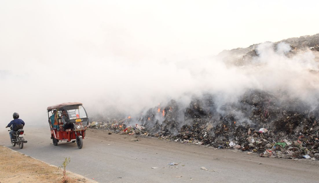 रुद्रपुर में बुधवार को भी जलता रहा ट्रंचिंग ग्राउंड का कूड़ा।