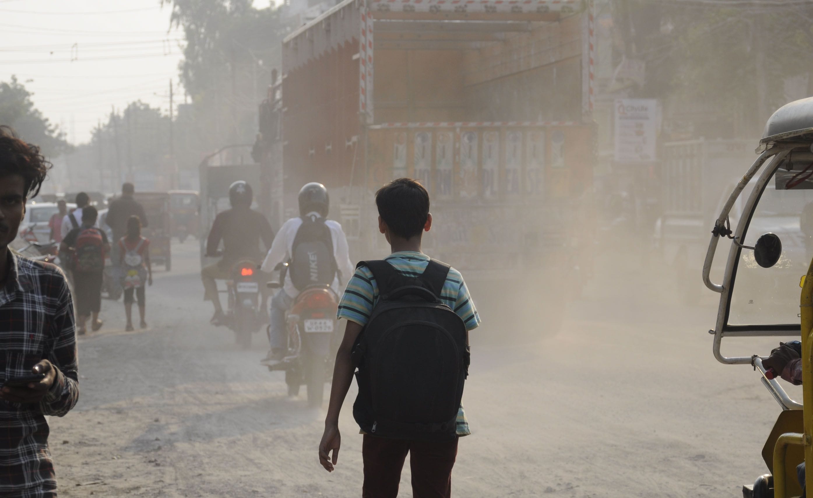 बाबागंज हनुमान मंदिर के सामने ट्रक गुजरने से उड़ रहा धूल का गुब्बार।