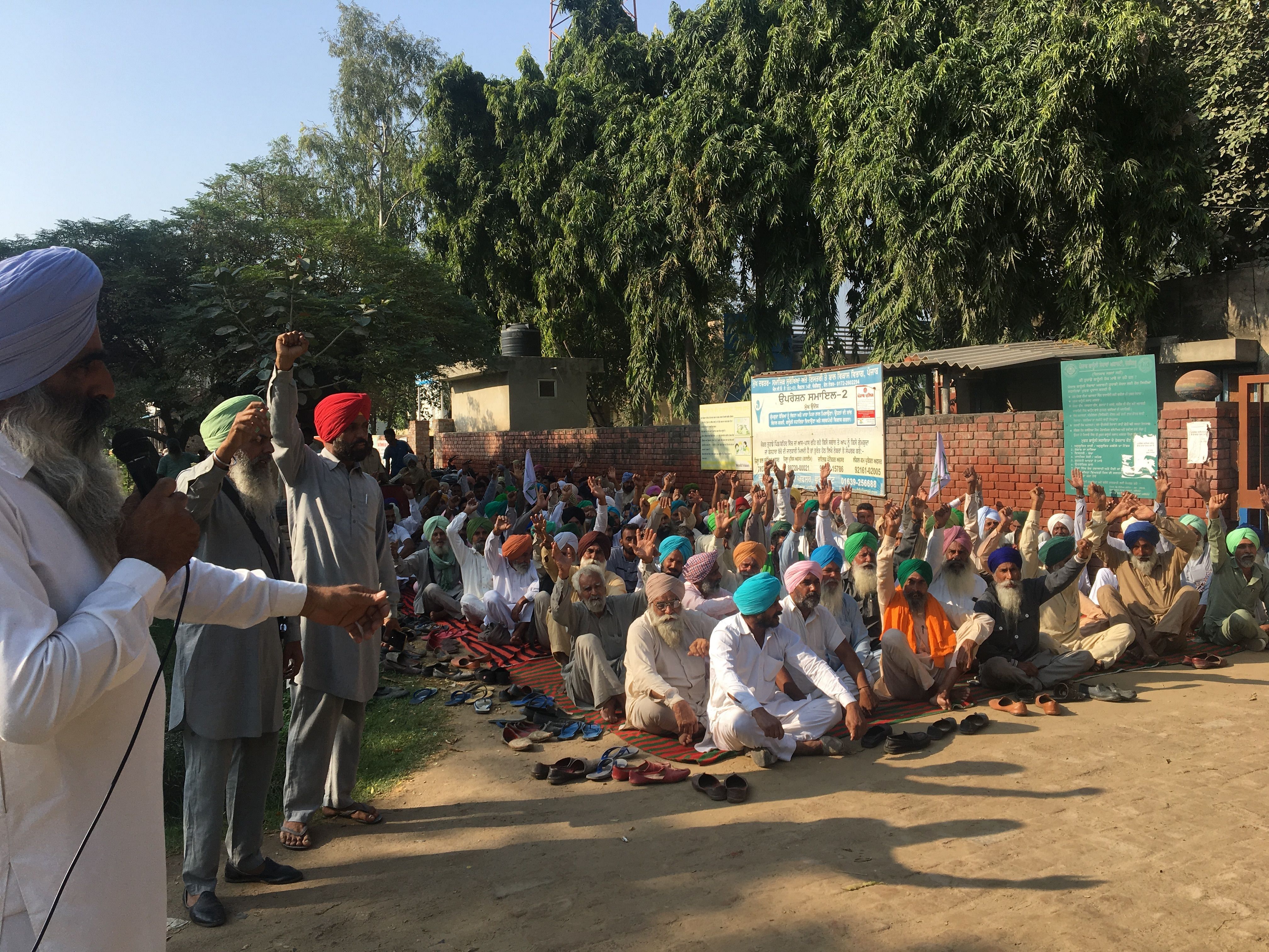 फरीदकोट के थाना जैतो के समक्ष घेराव करके रोष धरना देते भाकियू एकता सिद्धूपुर के कार्यकर्ता फरीदकोट के थाना जैतो के समक्ष घेराव करके रोष धरना देते भाकियू एकता सिद्धूपुर के कार्यकर्ता