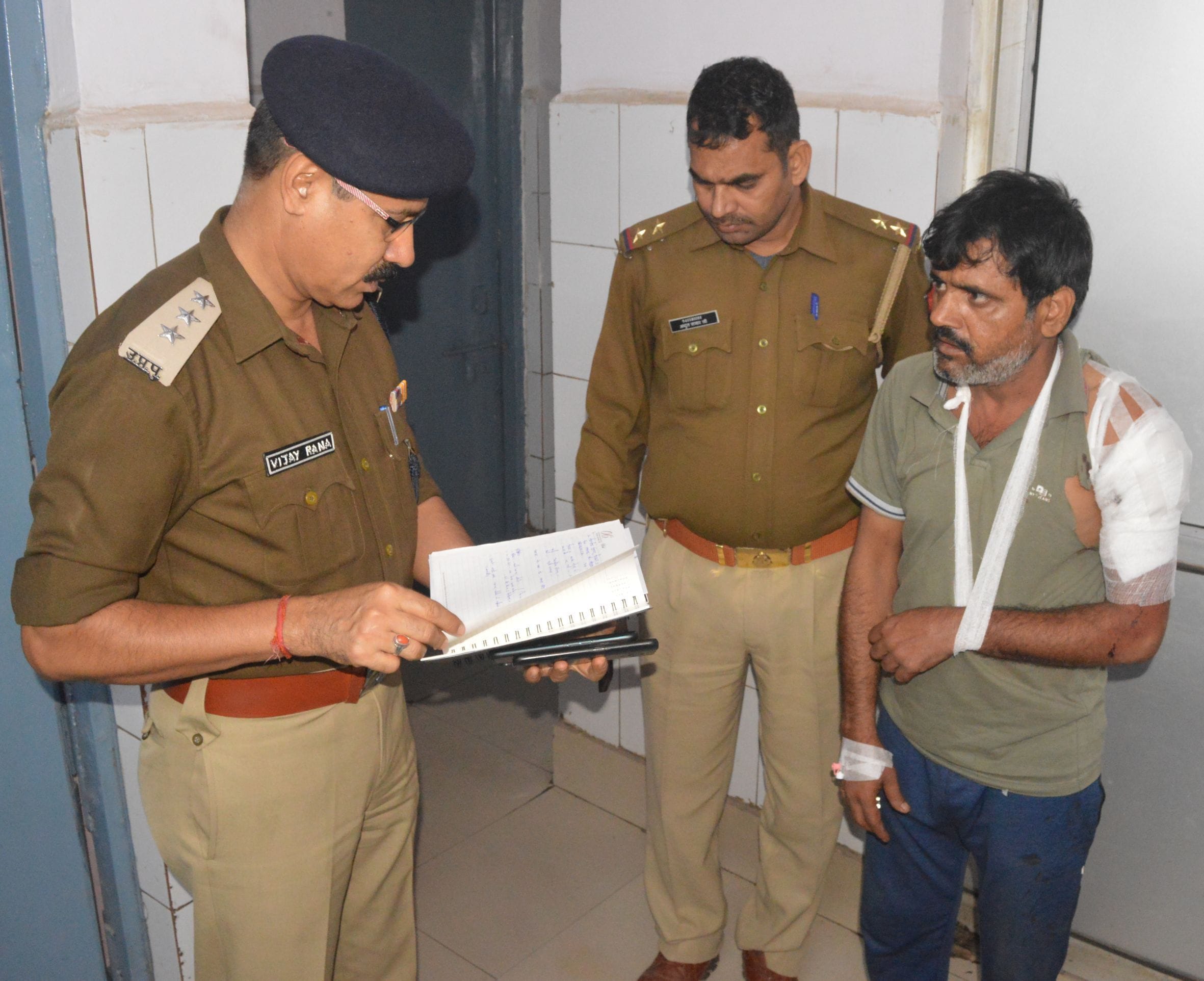 हरदोई में मुठभेड़ में पुलिस की गोली से घायल शफीक से जानकारी लेते सीओ सिटी विजय कुमार राना। संवाद ? हरदोई में मुठभेड़ में पुलिस की गोली से घायल शफीक से जानकारी लेते सीओ सिटी विजय कुमार राना। संवाद ?