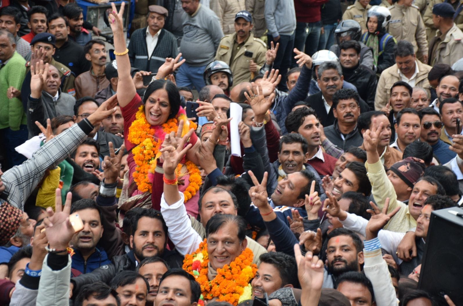जिला पंचायत अध्यक्ष पद पर उमा सिंह बिष्ट की जीत पर जुलूस निकालते कांग्रेसी।
