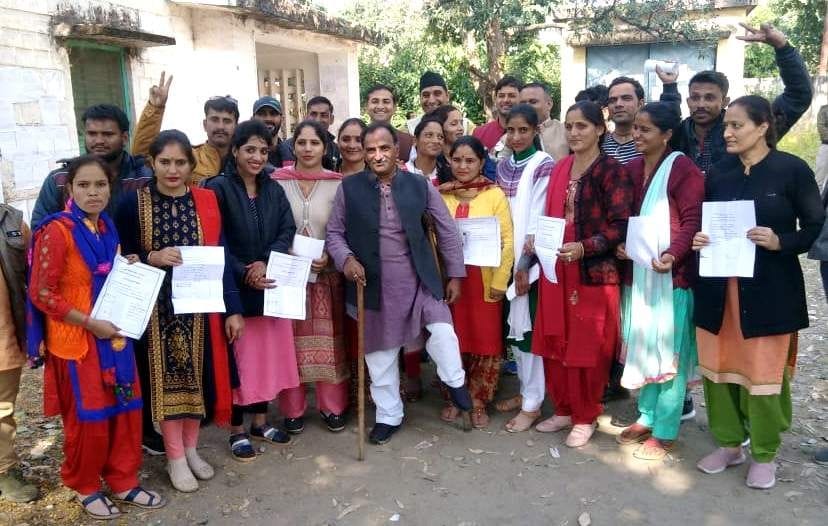 कालसी के नवनिर्वाचित ब्लॉक प्रमुख मठोर सिंह समर्थक बीडीसी मेंबरों के साथ। कालसी के नवनिर्वाचित ब्लॉक प्रमुख मठोर सिंह समर्थक बीडीसी मेंबरों के साथ।